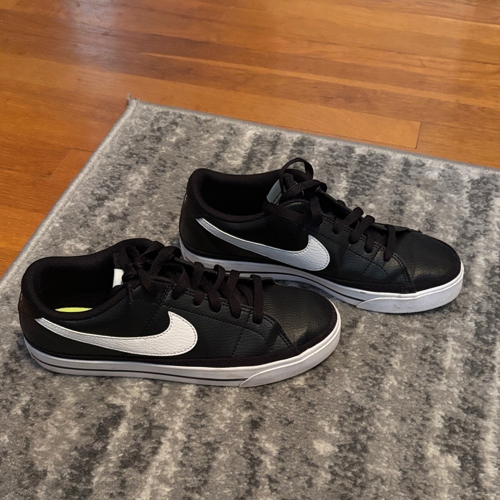 Nike Women’s Black and White Sneakers